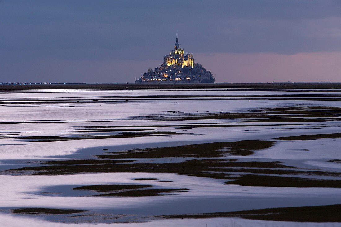 Frankreich, Manche, Mont Saint Michel, UNESCO Weltkulturerbe, Mont Saint Michel vom Ufer bei Sonnenuntergang während der Flut des Jahrhunderts