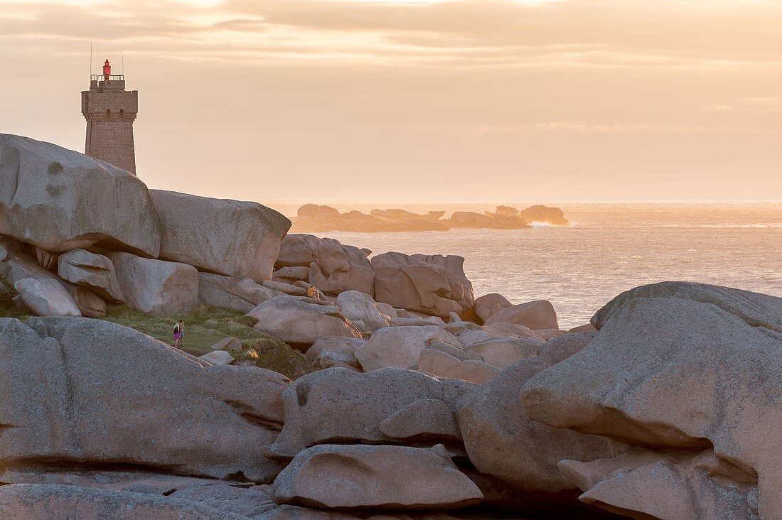 Frankreich, Cotes d'Armor, Côte de Granit Rose (Rosa Granitküste), Perros Guirec, Ploumanac'h, Advanced Squewel und der Leuchtturm von Mean Ruz bei Sonnenuntergang