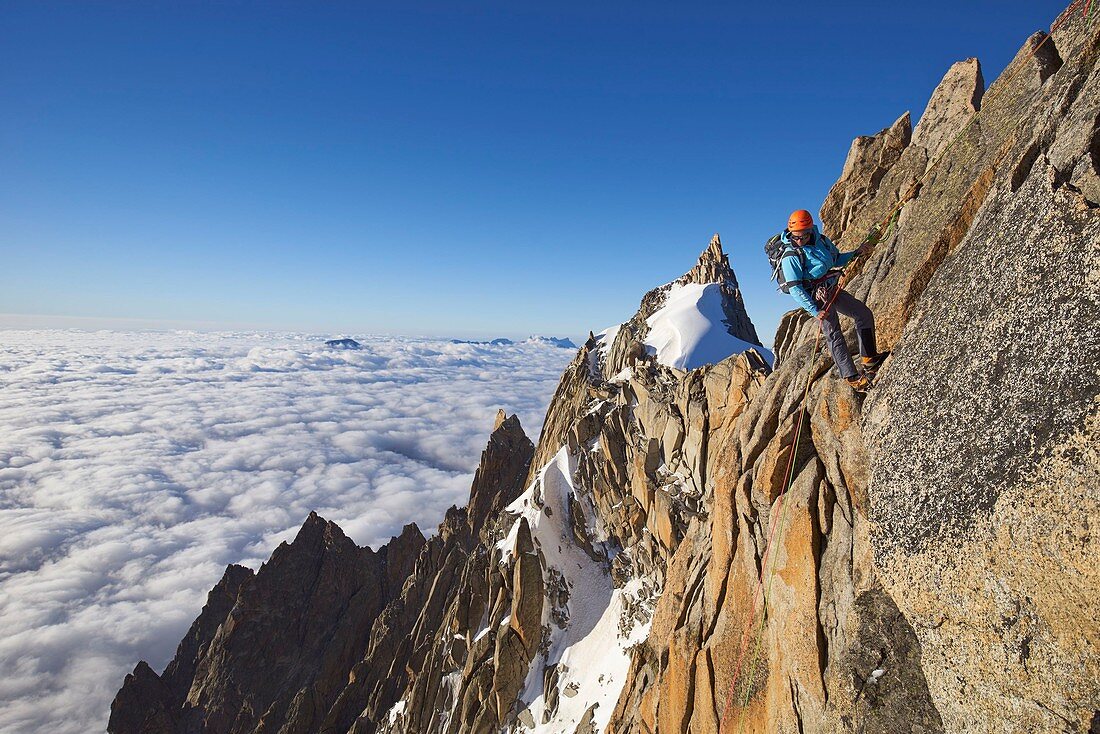 Frankreich, Haute Savoie, Chamonix, Alpinisten auf der klassischen Route Aiguille du Midi (3848 m), Aiguille du Plan (3673 m)