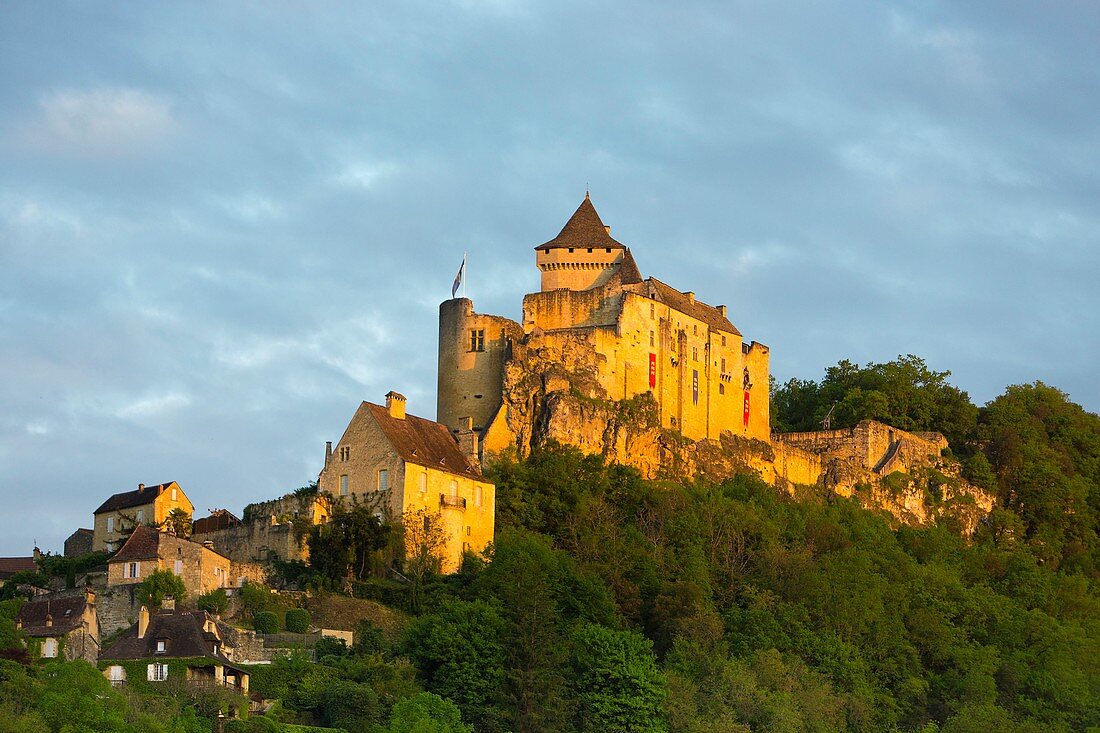 Frankreich, Dordogne, Perigord Noir, Dordogne-Tal, Castelnaud la Chapelle mit der Bezeichnung Les Plus Beaux Villages de France (Die schönsten Dörfer Frankreichs), auf einem Felsvorsprung erbaute Burg