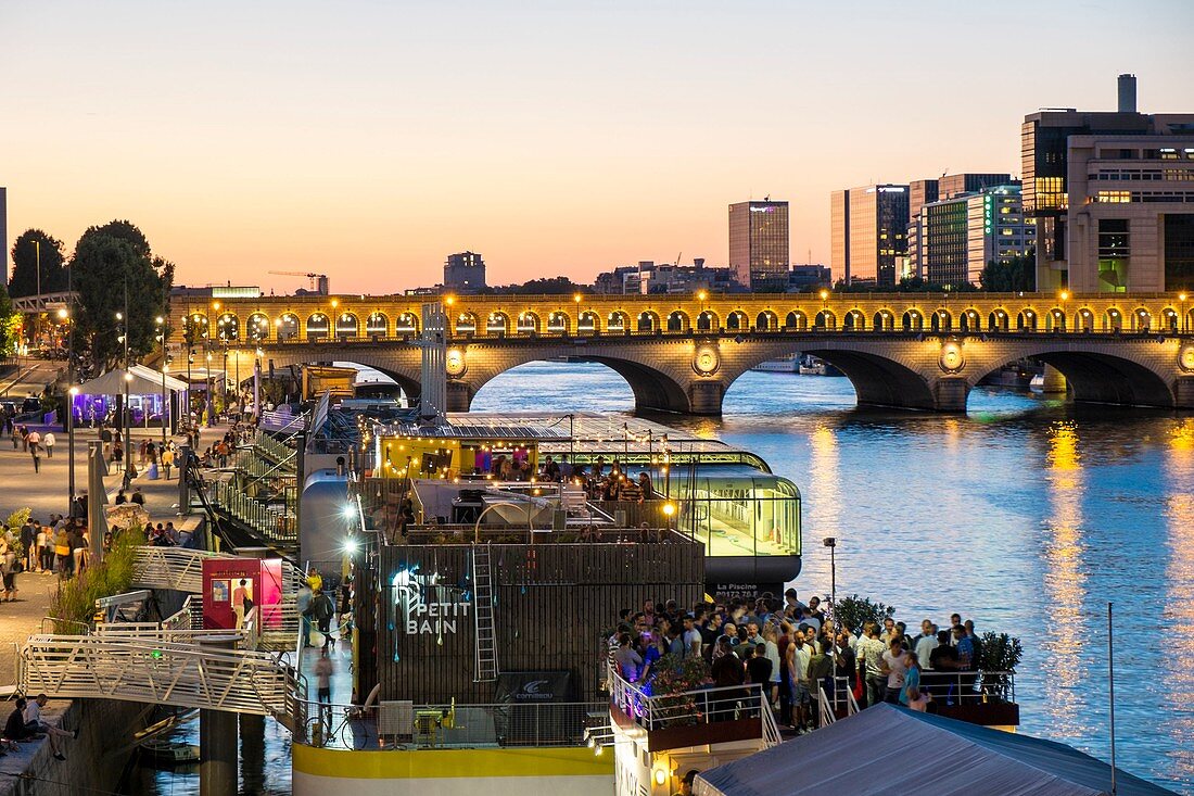 Frankreich, Paris, Quai François Mauriac, Sommerabende finden auf Schiffen statt, die an der Seine festgemacht sind