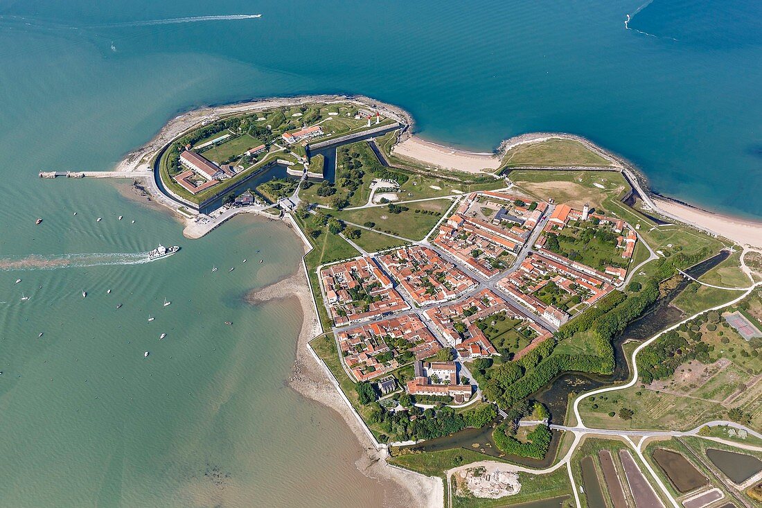 Frankreich, Charente Maritime, Insel Aix, die Stadt und das Fort de la Rade (Luftaufnahme)