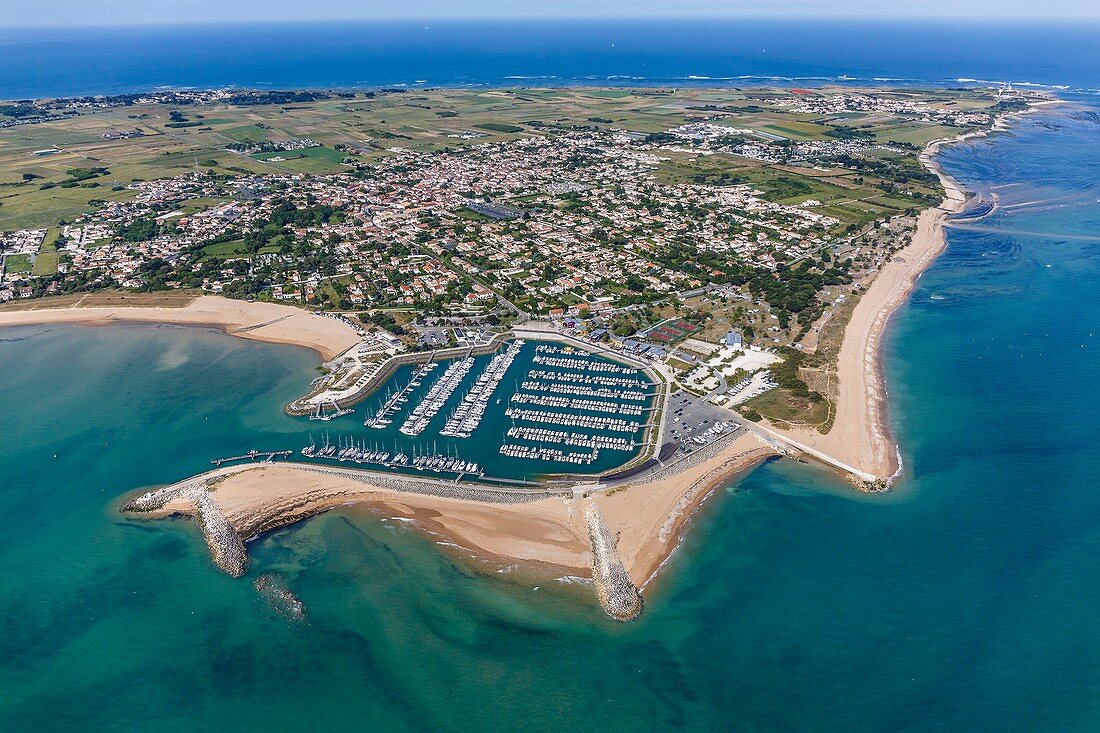 Frankreich, Charente Maritime, Saint Denis d'Oleron, der Yachthafen und das Dorf (Luftaufnahme)