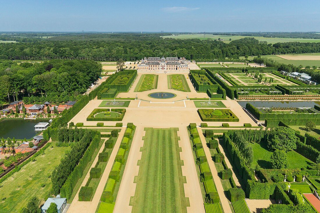 Frankreich, Eure, Le Neubourg, Château du Champ de Bataille, Schloss aus dem 17. Jahrhundert, renoviert von seinem Besitzer, dem Innenarchitekten Jacques Garcia (Luftaufnahme)