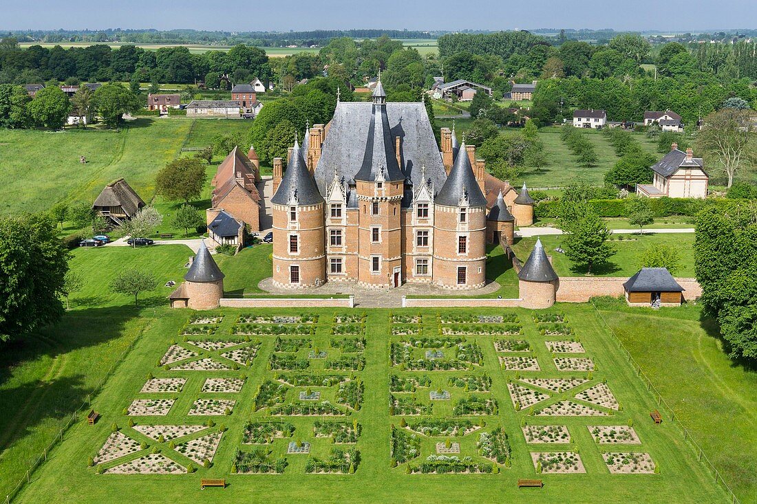 Frankreich, Seine Maritime, Martainville Epreville, Château de Martainville, 15. Jahrhundert, beherbergt das Museum für Kunst und normannische Traditionen (Luftaufnahme)