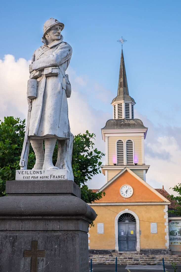Frankreich, Martinique, Les Trois-Ilets, Kirche Notre-Dame de la Bonne-Delivrance und Denkmal des Ersten Weltkriegs