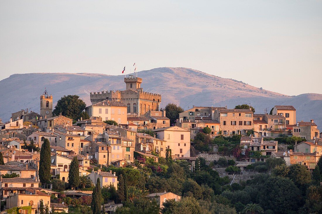 Frankreich, Alpes Maritimes, Cagnes sur Mer, Bezirk Haut de Cagnes, die mittelalterliche Altstadt und das Schloss Grimaldi aus dem 14. Jahrhundert