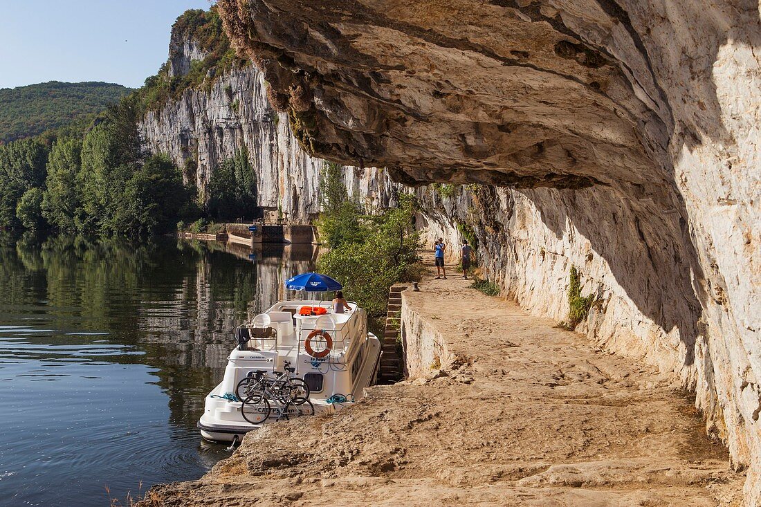 France, Lot, between Saint Cirq Lapopie and Bouzies, the Ganil towpath along the Lot river