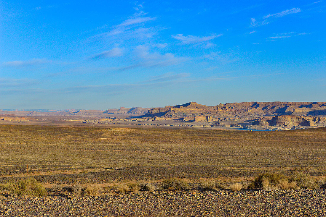 Blick über die einsame Weite eines Tals in der Nähe von Page, an der Grenze zwischen Arizona und Utah, USA