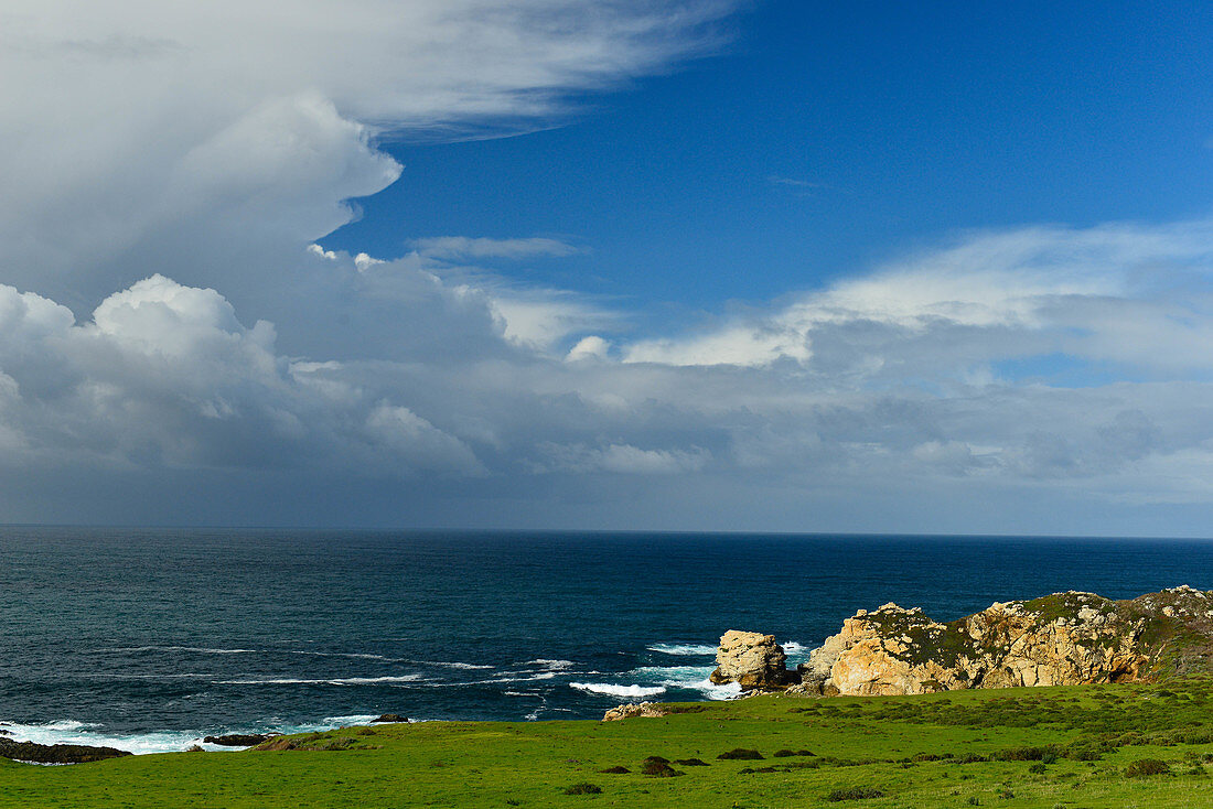 Regenwolken über der Weite des Pazifik an der Küste bei Carmel Highlands, Kalifornien, USA