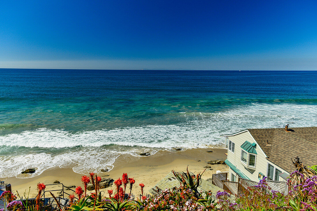 Strandhaus mit Blick über den weiten Pazifik in Laguna Beach, Kalifornien, USA