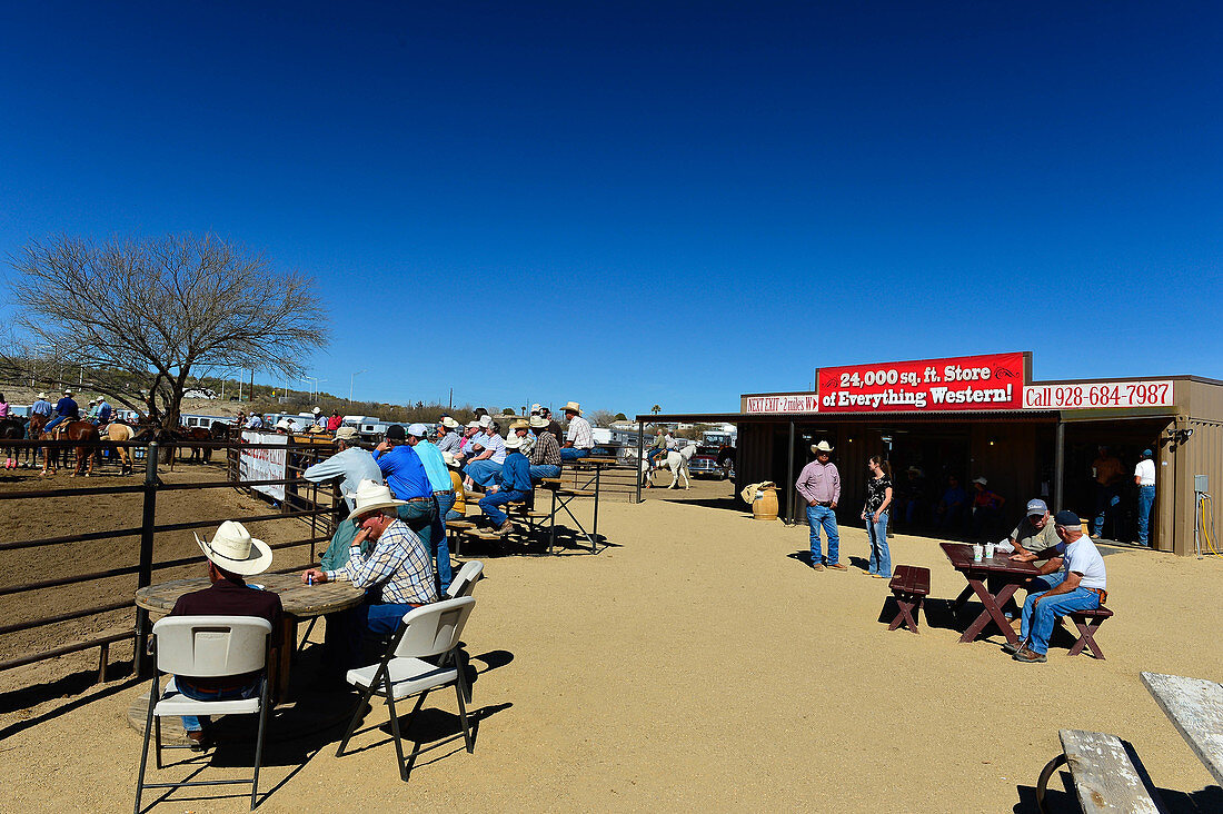 Die Teilnehmer eines Rodeo-Festivals warten auf Ihren Auftritt, in der Nähe von Scottsdale, Arizona, USA