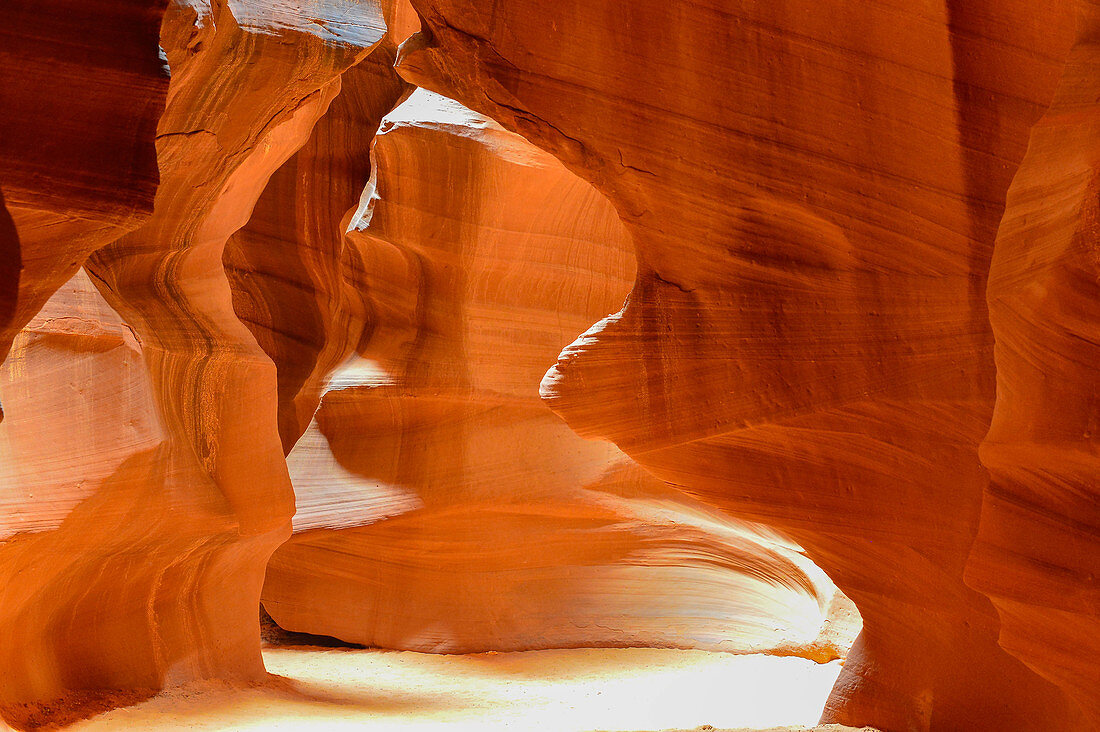 Lichteinfall in den Antelope Canyon mit seinen roten Felsen, nahe Page, Arizona, USA