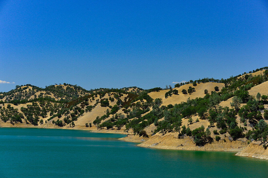 Lake Hennessy, ein See mit sanften Hügeln in der Nähe von Santa Rosa, Kalifornien, USA