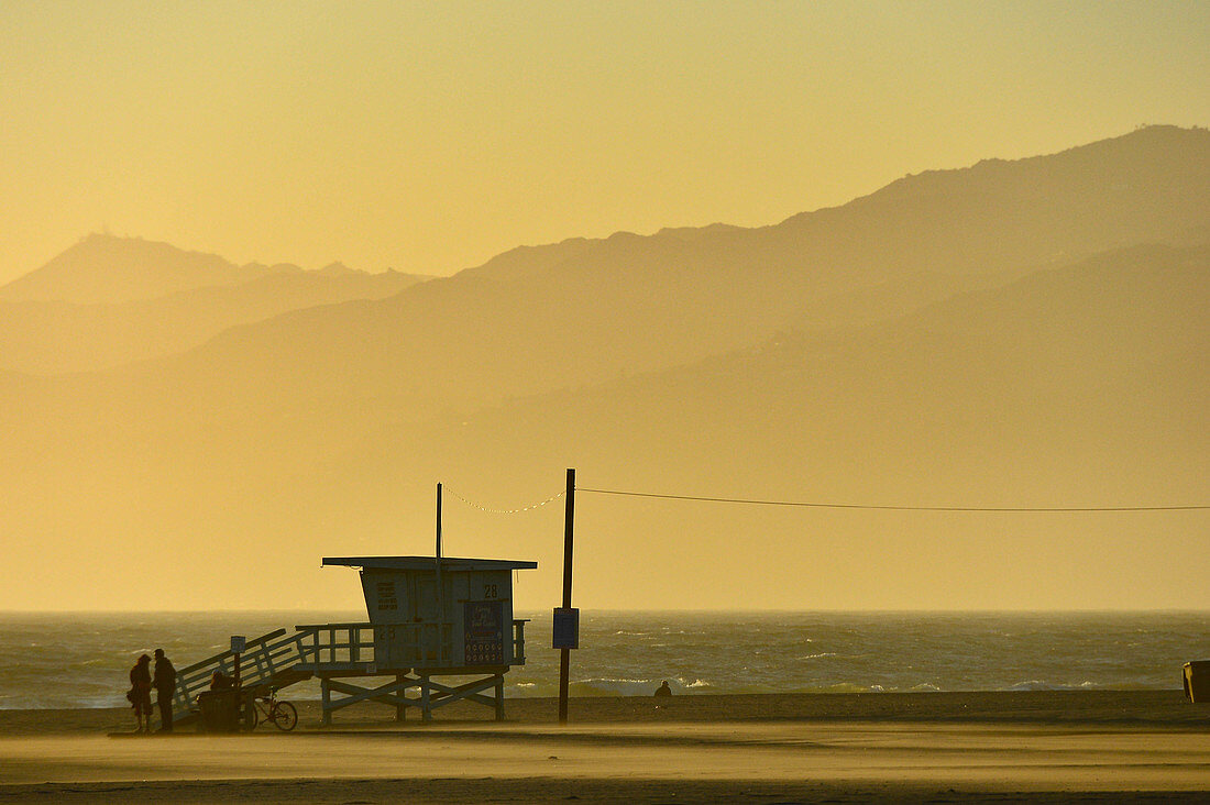 Wachhütte der Lifeguard am Strand im goldenen Licht der Abenddämmerung, Santa Monica, Kalifornien, USA