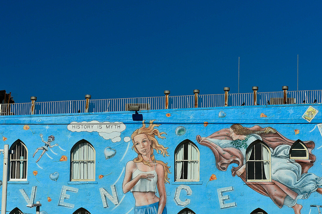 Aufwändige, blaue Fassadenbemalung vor blauem Himmel am Venice Beach, Kalifornien, USA