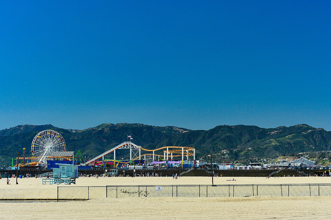 Blick auf den Strand und den Pacific Park am Santa Monica Pier, Kalifornien, USA