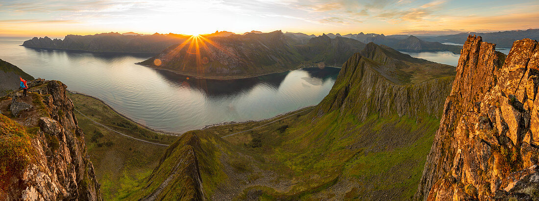 Sonne über den Bergen auf der Insel Senja, Bezirk Troms