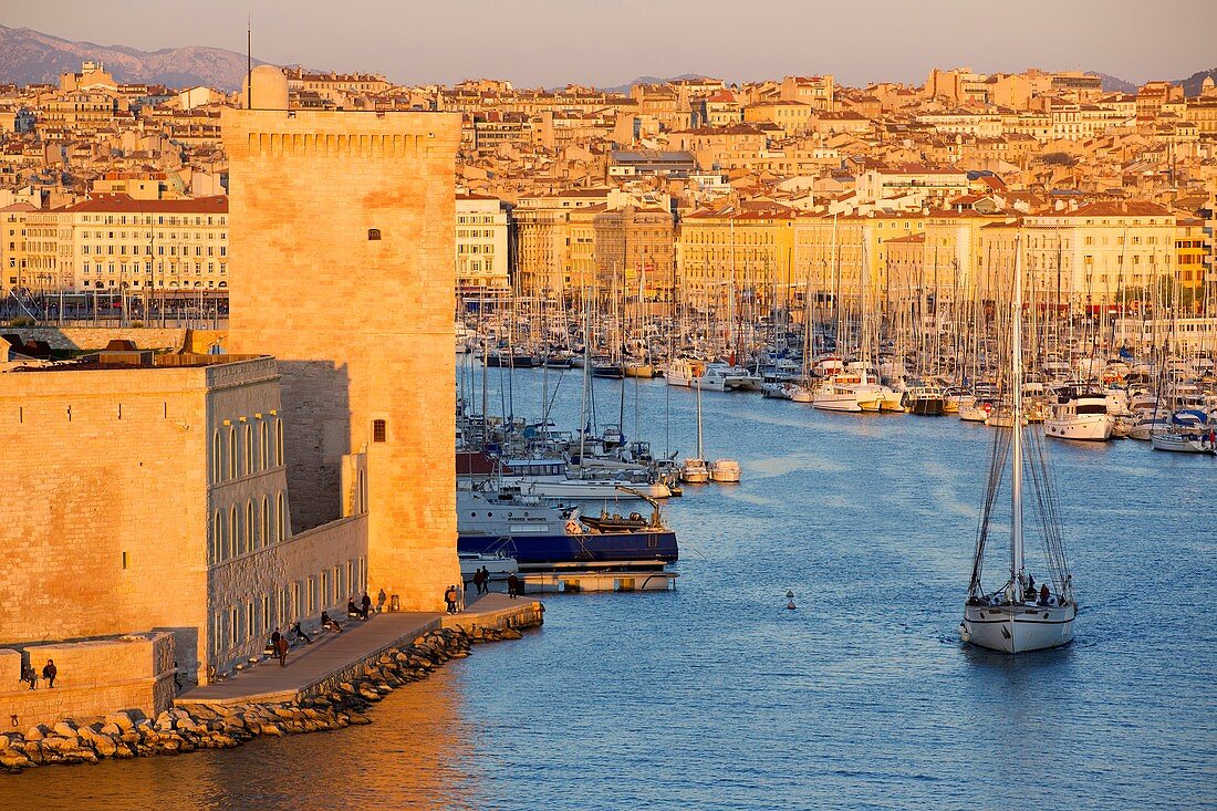 Frankreich, Bouches-du-Rhône, Marseille, Gebiet von Euroméditerranée, Eingang zum Hafen von Vieux und historisches Denkmal Fort Saint Jean vom Palais du Pharo