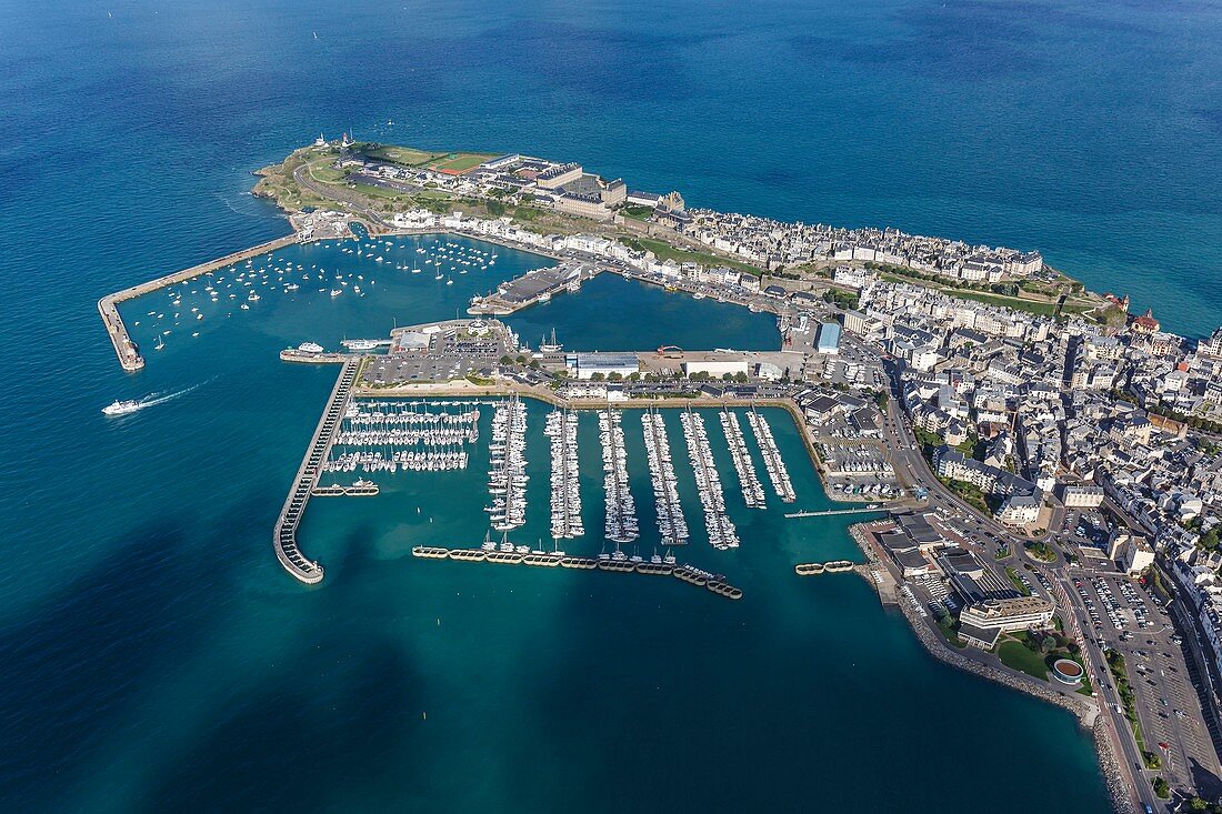 Frankreich, Manche, Cotentin, Granville, die Stadt und der Hafen (Luftaufnahme)