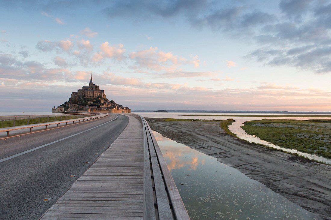 Frankreich, Manche, Mont Saint Michel Bay, UNESCO Weltkulturerbe, Fußgängerbrücke des Architekten Dietmar Feichtinger und Mont-Saint-Michel