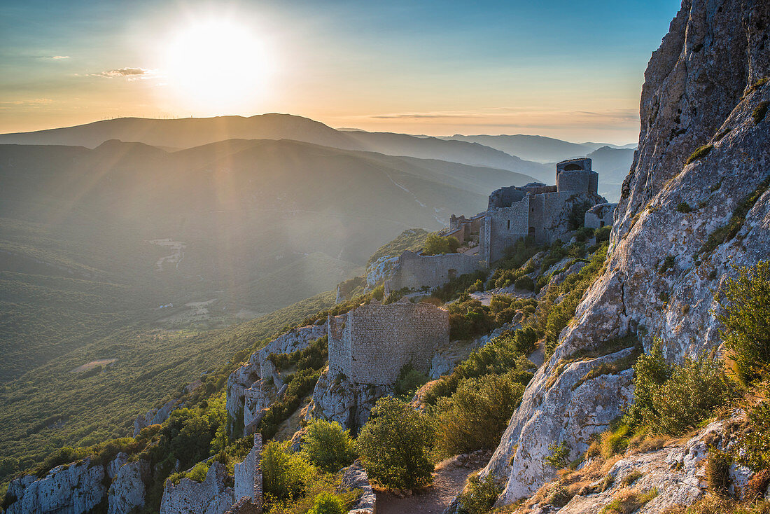 Frankreich, Aude, Katharerland, das Dorf Duilhac-sous-Peyrepertuse, Château de Peyrepertuse