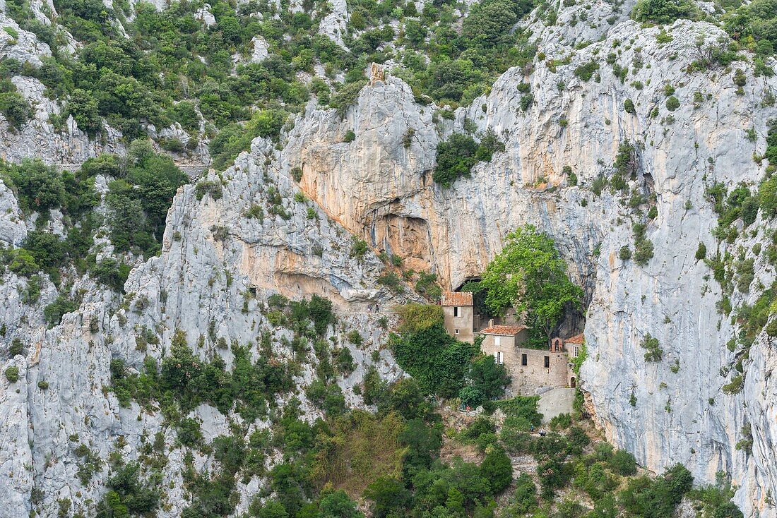 Frankreich, Pyrénées-Orientales, St. Paul de Fenouillet, Gorges de Galamus zwischen Aude und Pyrénées-Orientales, Einsiedelei Saint-Antoine de Galamus aus dem 15. Jahrhundert