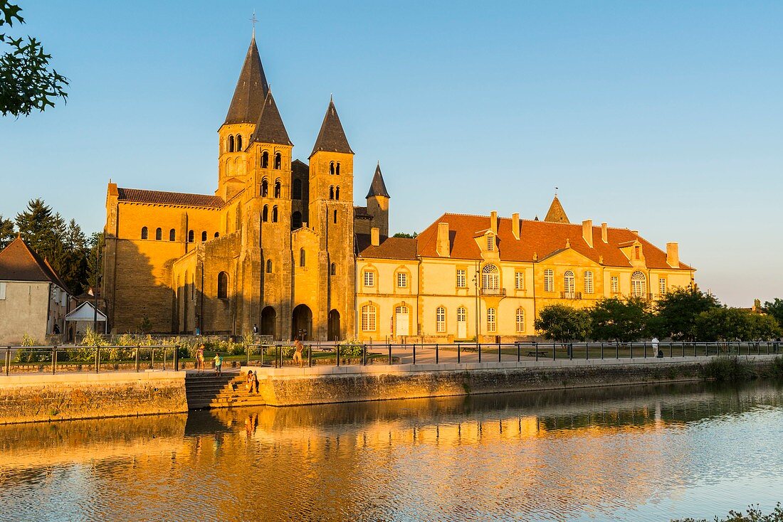 Frankreich, Saone et Loire, Paray-le-Monial, Basilique du Sacre Coeur (Basilika des Heiligen Herzens) aus dem 12. Jahrhundert und die Klostergebäude von den Ufern des Flusses Bourbince aus gesehen