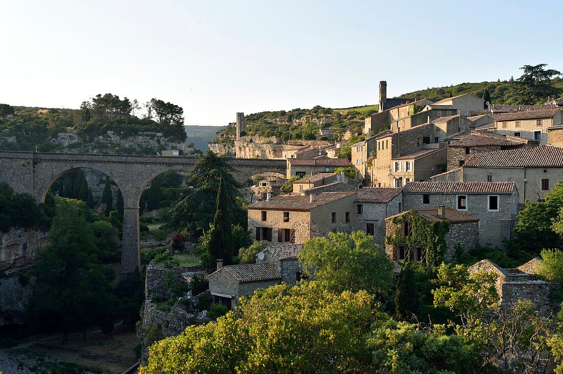 Frankreich, Herault, Pays Cathare, Minerve, bezeichnet als Les Plus Beaux Villages de France (Die schönsten Dörfer Frankreichs), Viadukt des frühen 20. Jahrhunderts über dem Cesse-Flusstal