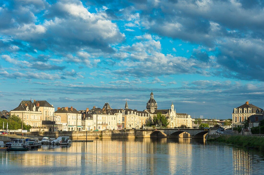 Frankreich, Mayenne, Château Gontier, das Krankenhaus am Ufer des Flusses Mayenne