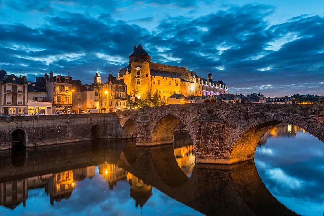 Frankreich, Mayenne, Laval, die Ufer des Flusses Mayenne, die mittelalterliche alte Burg und die alte Brücke