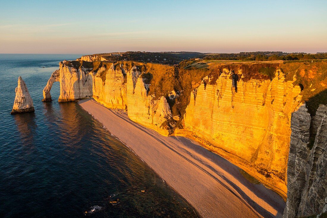 Frankreich, Seine-Maritime, Caux, Alabasterküste, Etretat, die Aval-Klippe, die Arche d'Aval und die Aiguille