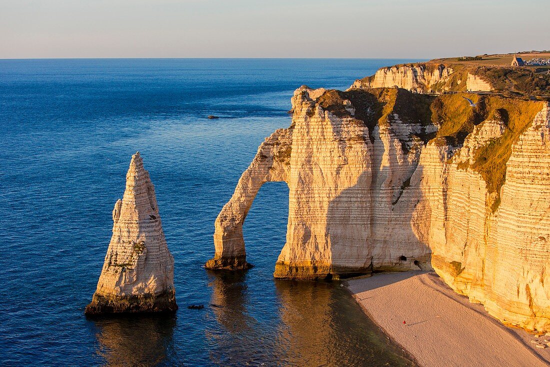 Frankreich, Seine-Maritime, Caux, Alabasterküste, Etretat, die Aval-Klippe, die Arche d'Aval und die Aiguille