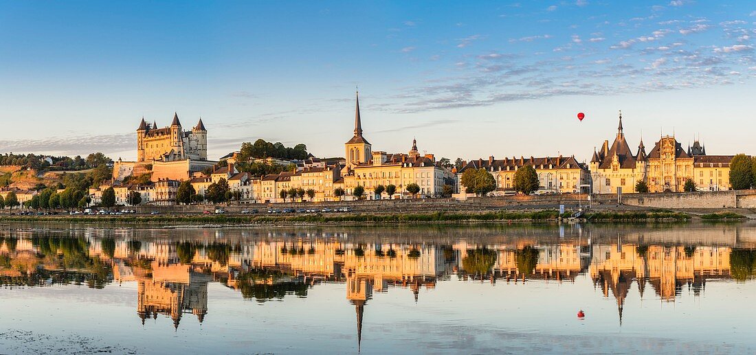 Frankreich, Maine et Loire, das von der UNESCO zum Weltkulturerbe erklärte Loire-Tal, Saumur, das Schloss, die Kirche Saint-Pierre und das Rathaus spiegeln sich in der Loire wider