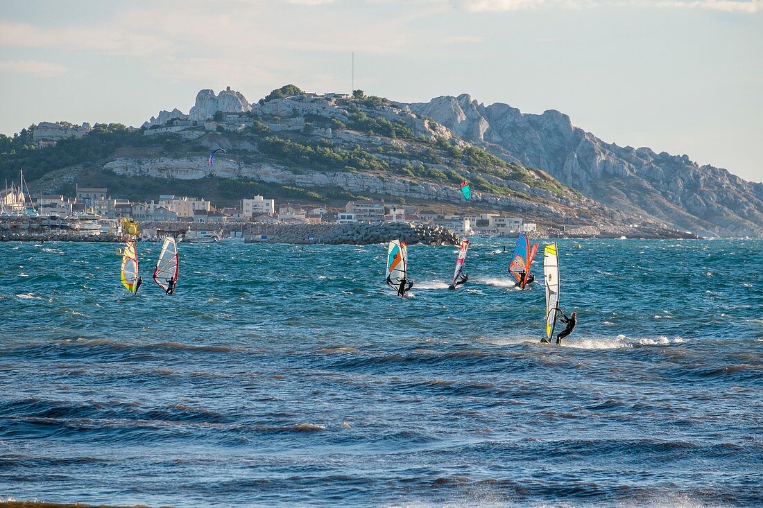 Frankreich, Bouches-du-Rhône, Marseille, Windsurfen in der Bucht am Pointe Rouge