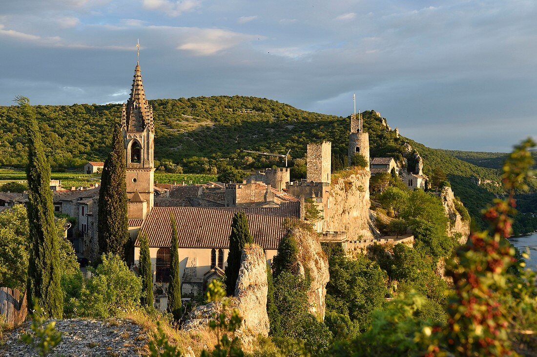 Frankreich, Gard, Aigueze, bezeichnet als Les Plus Beaux Villages de France (Die schönsten Dörfer Frankreichs), mittelalterliches Dorf oberhalb der Ardeche