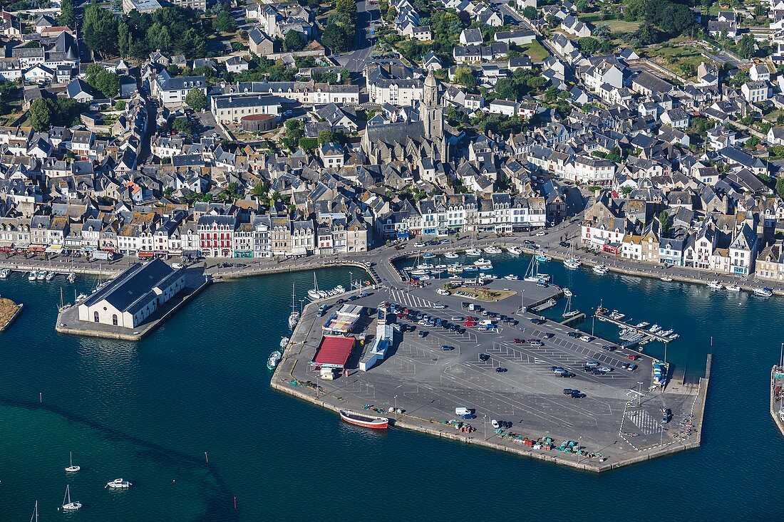 Frankreich, Loire Atlantique, Le Croisic, der alte Fischmarkt, der Hafen und das Dorf (Luftaufnahme)