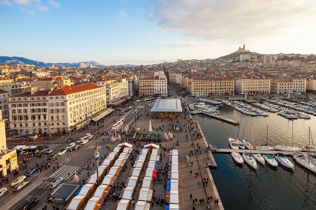 Frankreich, Bouches du Rhone, Marseille, Alter Hafen (Vieux Port) und Weihnachtsmarkt (Luftaufnahme)