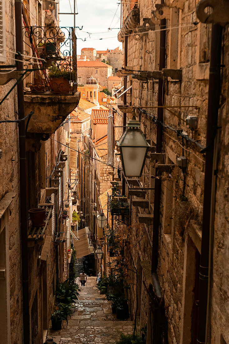 Schmale Gasse in der Altstadt von Dubrovnik, Kroatien