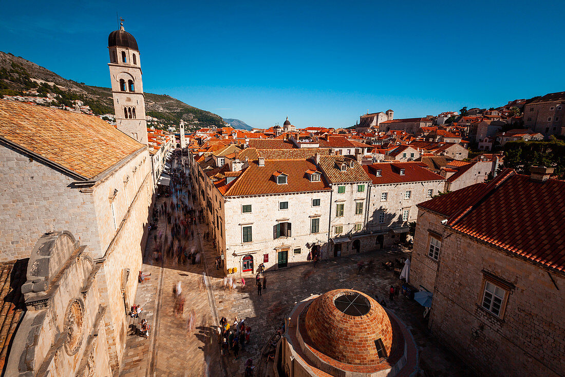 Touristen auf dem Stradun (Hauptstraße) in Dubrovnik, Kroatien