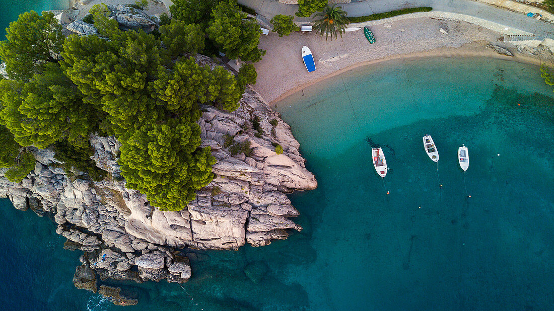 Blick von oben auf die Küste und Boote, Brela, Kroatien
