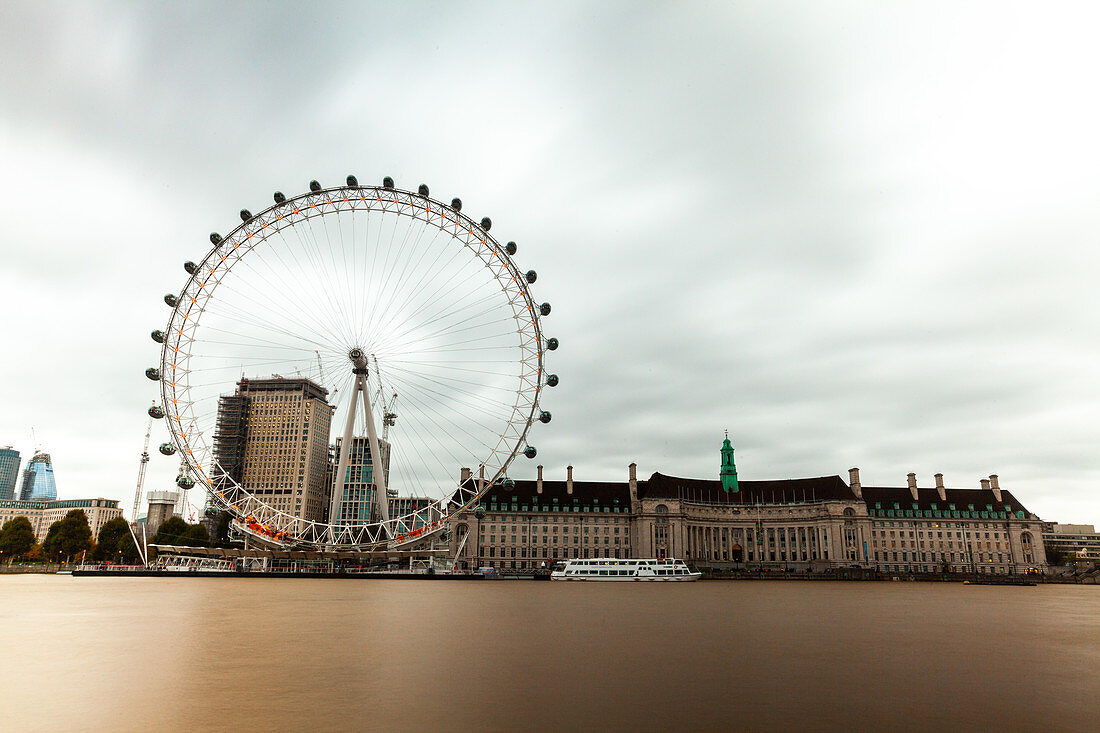 Blick auf das London Eye und County Hall, London, Großbritannien