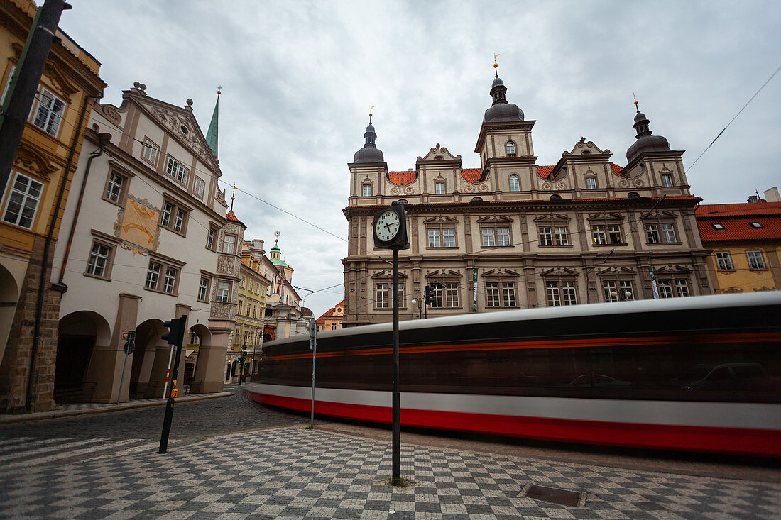 Straßenbahn fährt in der Altstadt, Prag, Tschechien