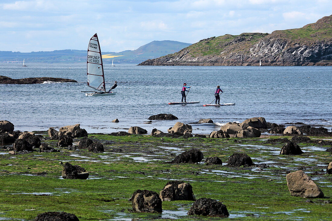 Stehpaddler auf ihren Boards an der Milsey Bay, North Berwick, East Lothian