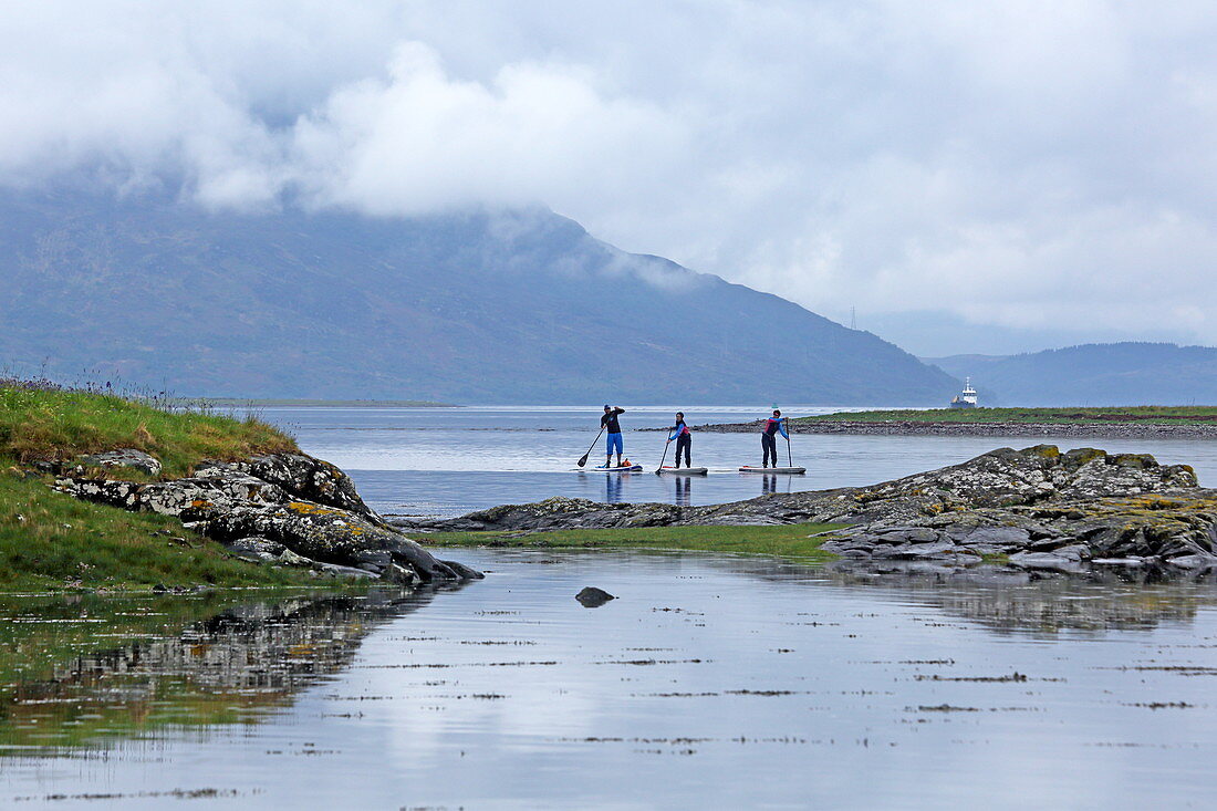 Stehpaddeln am Loch Duich, Eilean Donan Castle, Dornie, Highlands