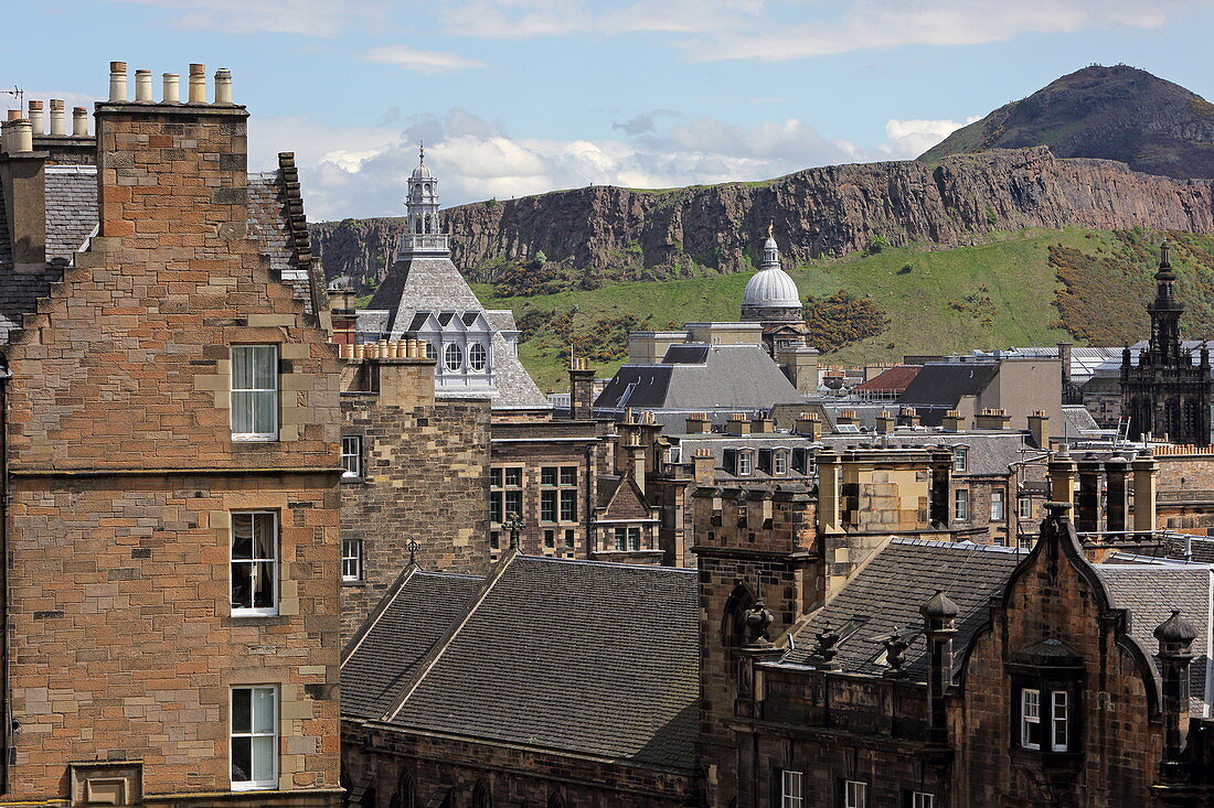 Blick vom Castle über die Dächer der Altstadt auf den Aussichtsberg Arthur's seat, Edinburgh