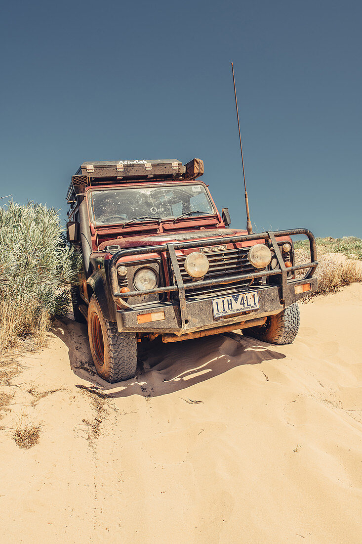Fahrt mit dem Allrad Fahrzeug im Outback in der Nähe von Coral Bay in Westaustralien, Australien, Ozeanien
