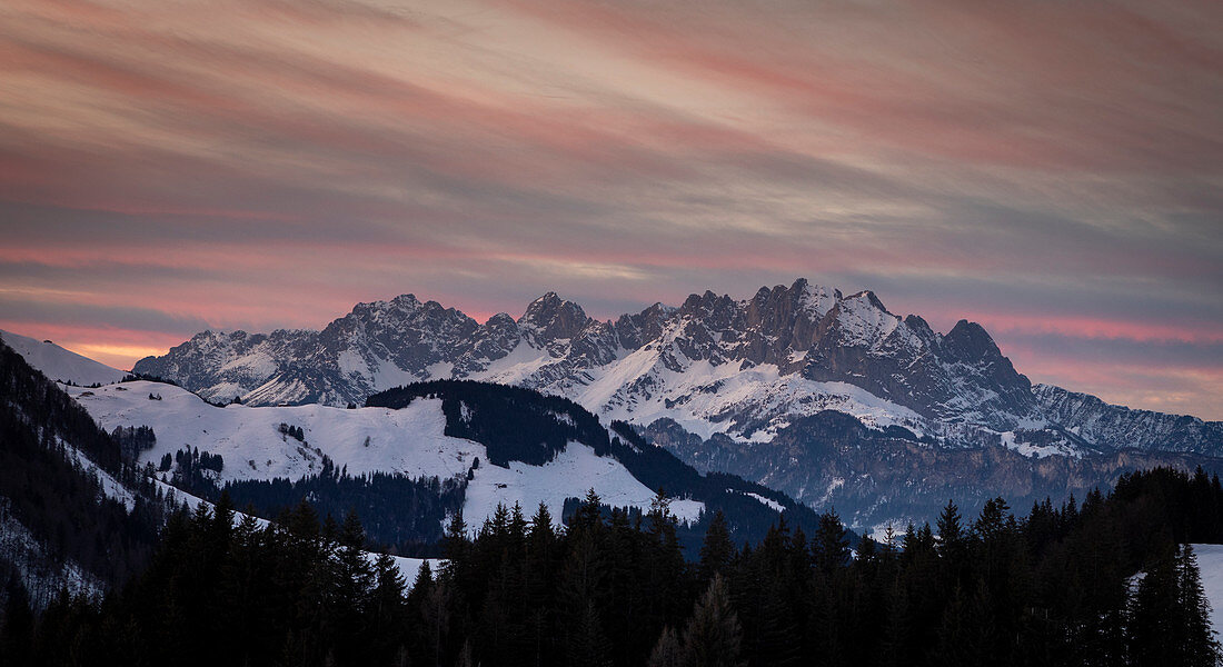 Berge im Sonnenuntergang in Fieberbrunn, Wilder Kaiser bei Winter, Tirol, Österreich