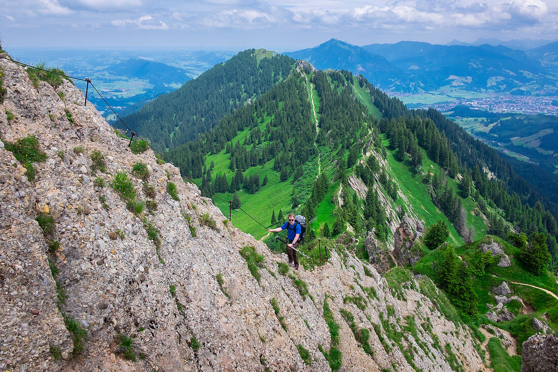Wanderer auf Wanderweg mit Blumen im Gebirge der Nagelfluhkette im Sommer, Allgäu, Oberstaufen, Bayern