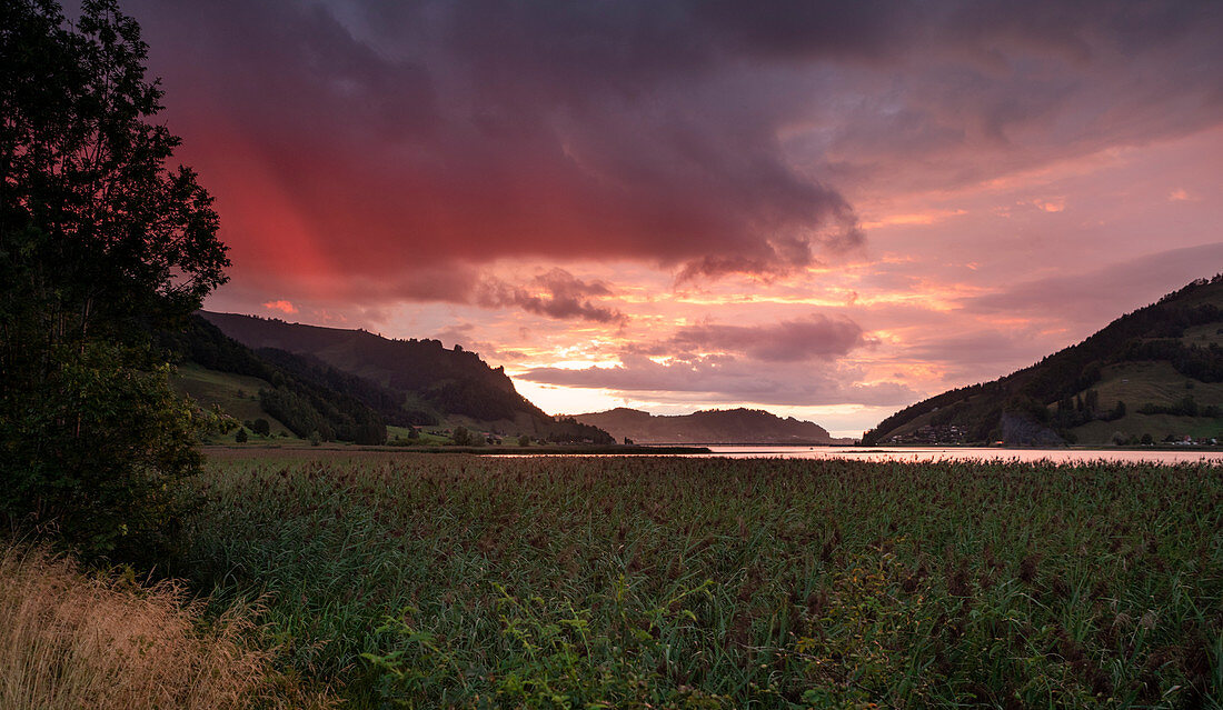 Regenwolken bei Sonnenuntergang am Sihlsee bei Euthal, Einsiedeln, Schweiz
